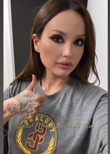 Selfie of gorgeous brunette escort Diane