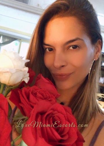 Portrait photo of Miami model Nikita, holding flowers