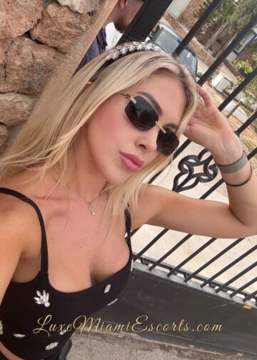 Selfie of blonde model Teresa