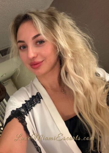 Beautiful face photo of blonde escort model Irina