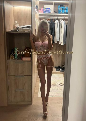 Stunning Miami blonde escort model Melissa posing in very sexy lingerie
