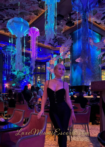 Amateur photos of gorgeous busty blonde escort Oksana at Sexy Fish restaurant