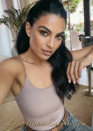 Selfie of Miami Brazilian model Jully, wearing beige top and denim jeans